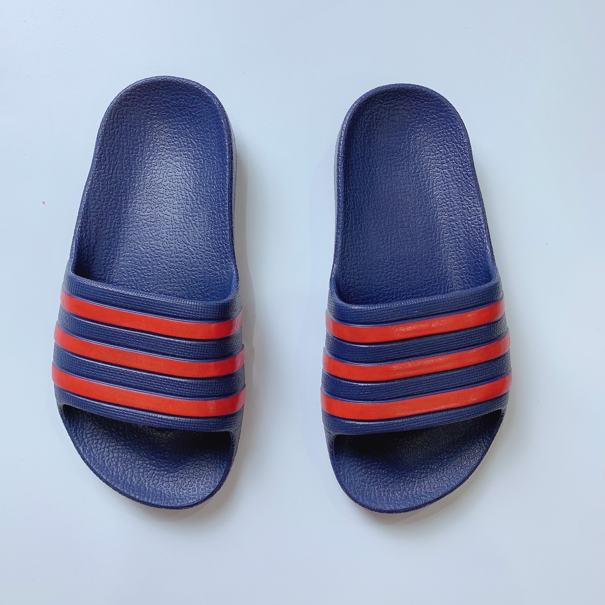 Dép Adidas đúc nguyên khối - navy sọc đỏ