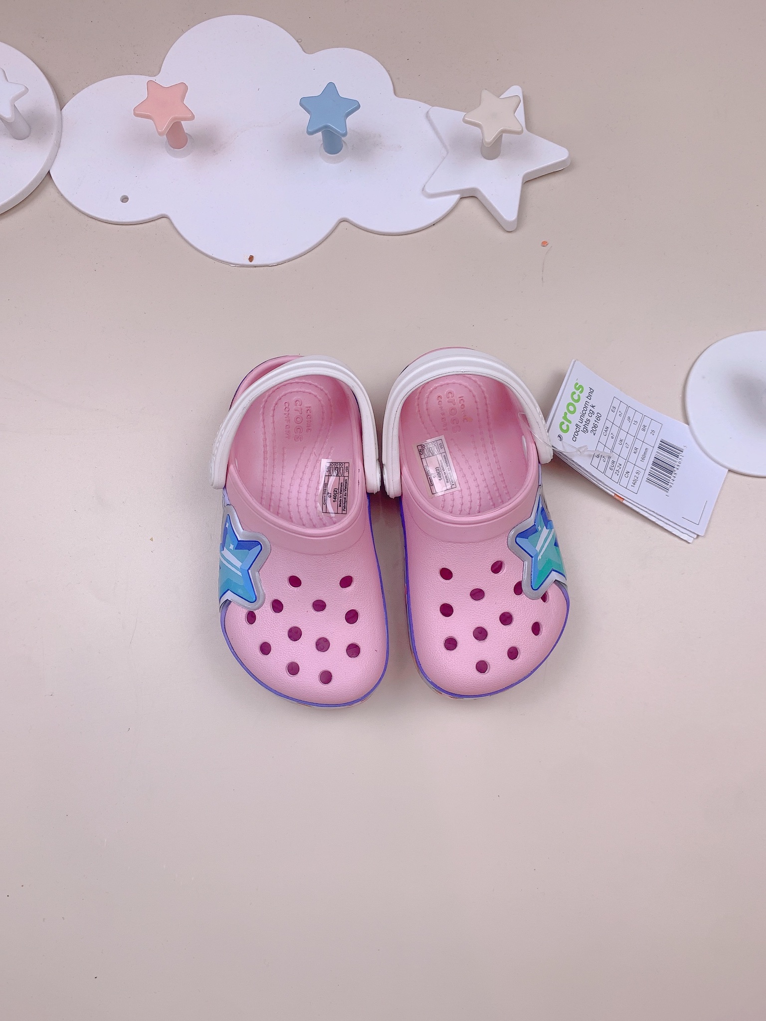 Sục crocs hồng viên trăng sao