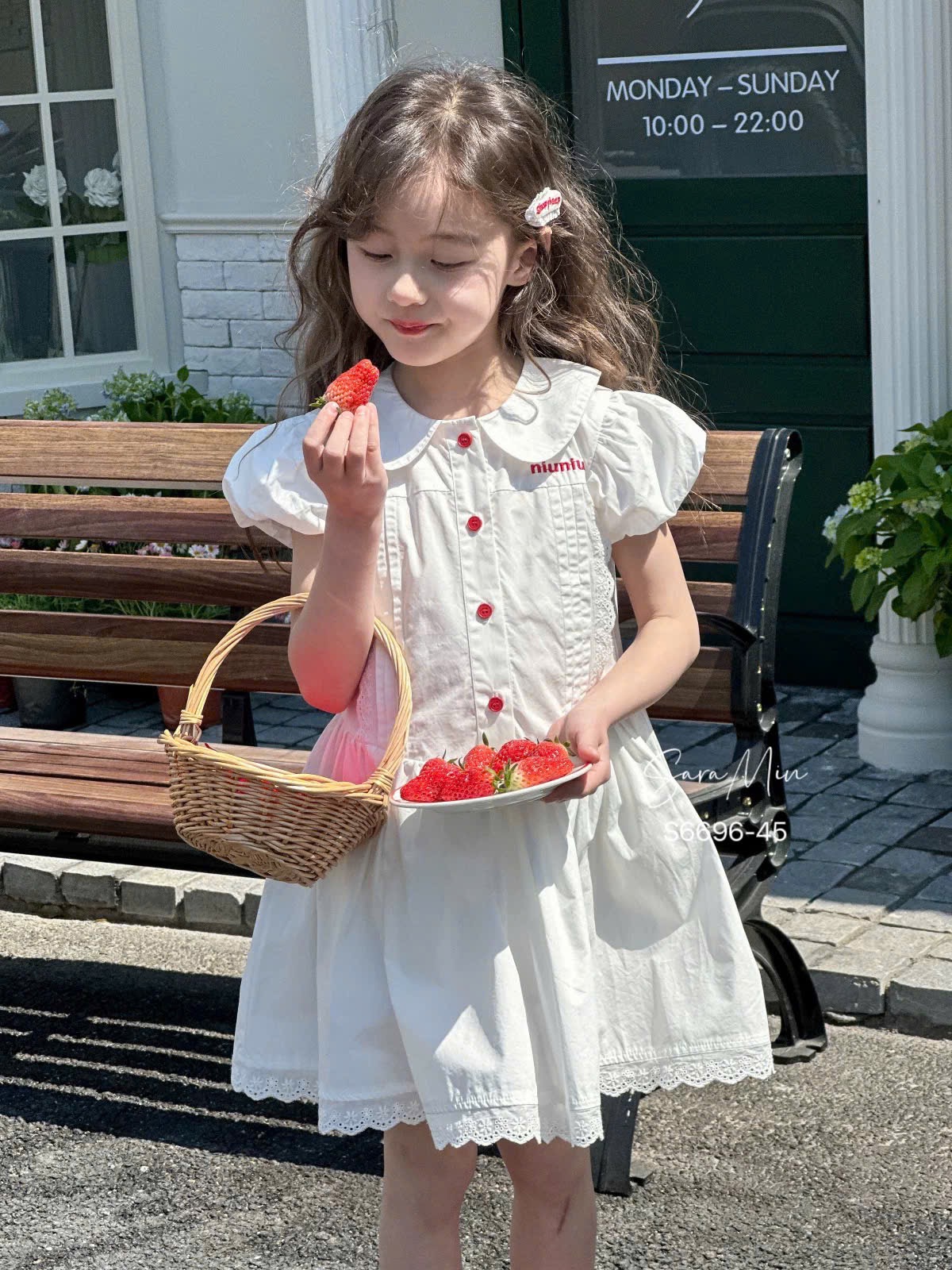 S6696 - Váy Sara Min màu trắng thêu Miumiu bé gái size 2-12y
