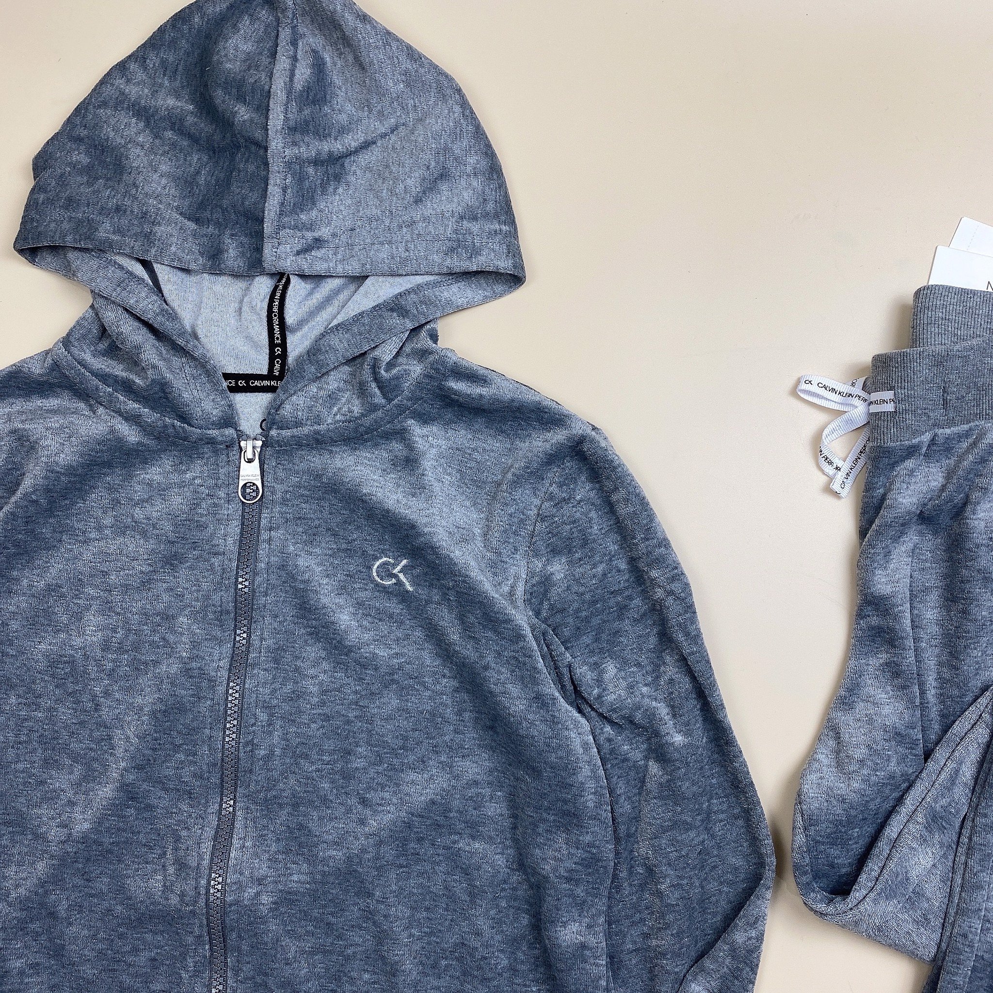 Bộ băng lông C.K màu ghi áo kéo khóa bo gấu chữ nhũ size 7 - 16y