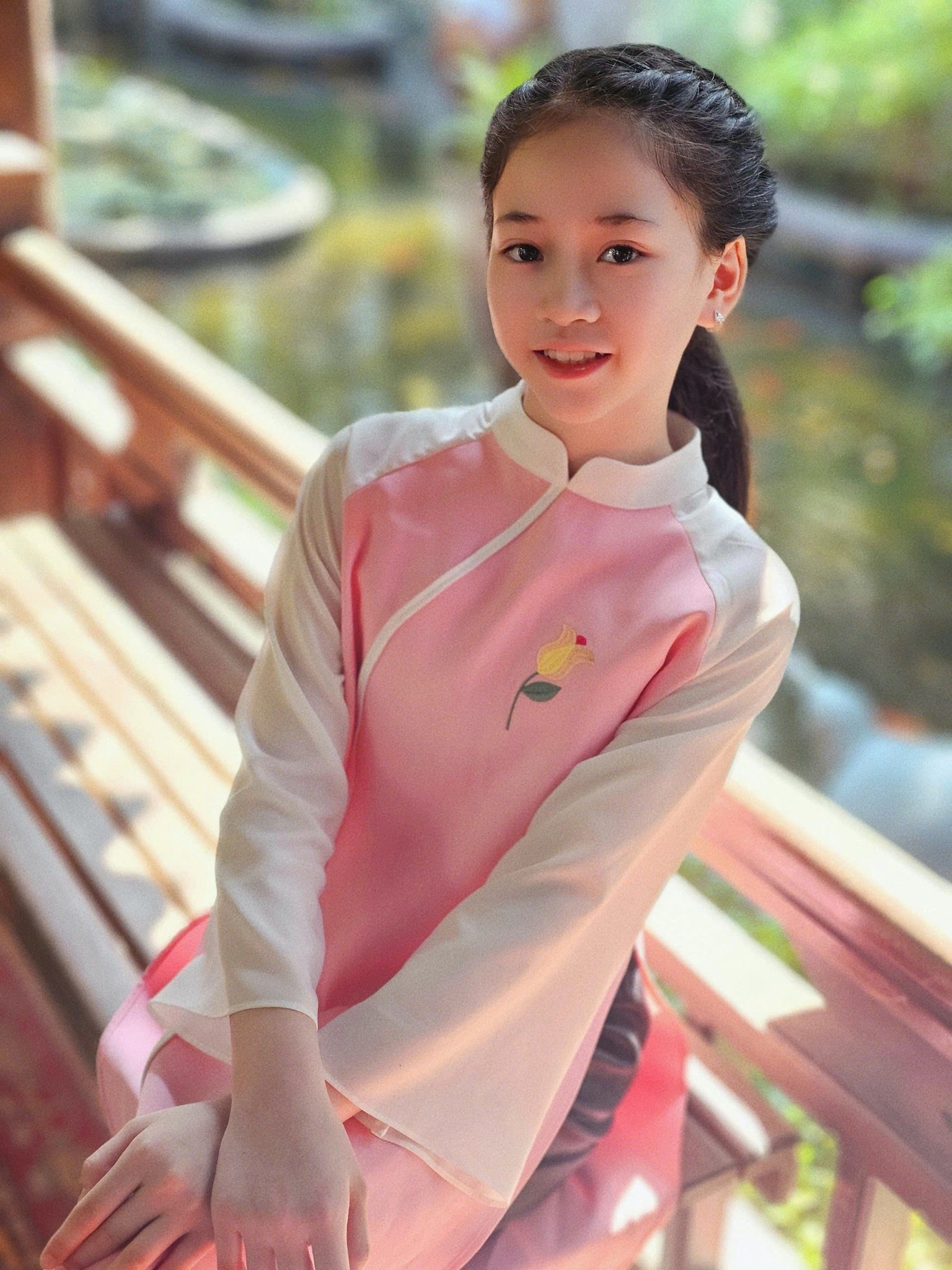 Áo dài Bee Mon kèm bờm thêu hoa cho bé gái size 130-160