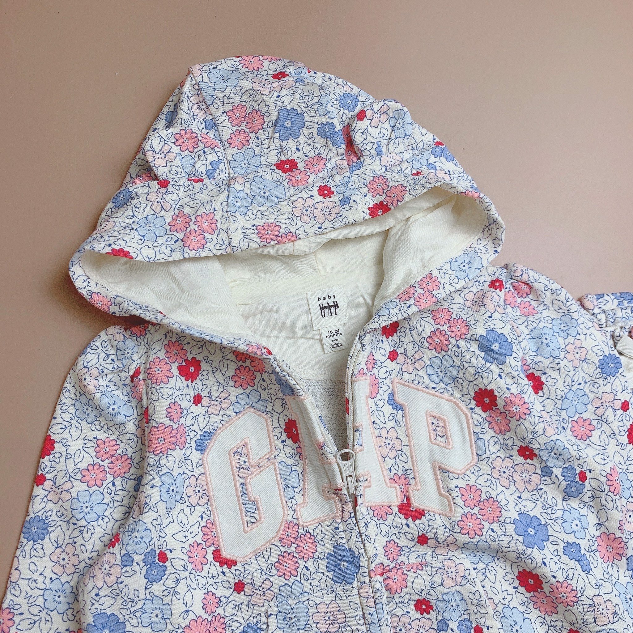 Bộ nỉ da cá Babygap màu trắng hoa xanh đỏ