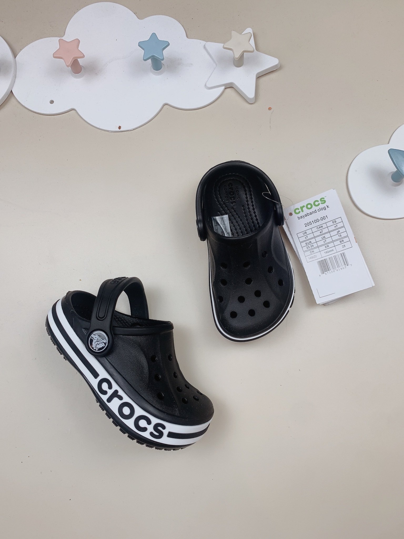 Sục Crocs Baya trơn màu đen viền trắng