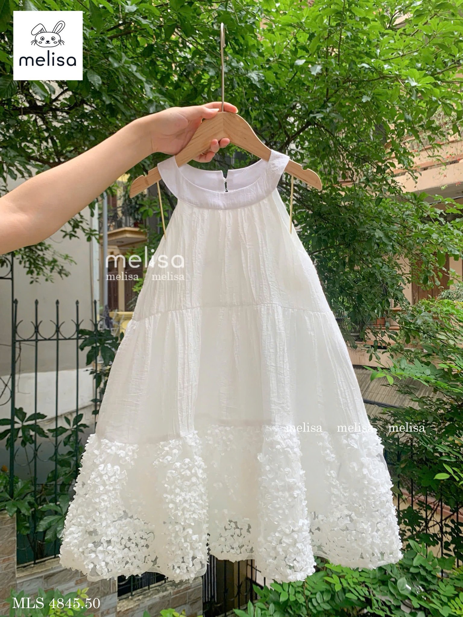 MLS 4845 - Váy Melisa màu trắng cổ yếm chân voan hoa nổi bé gái size 2-12y