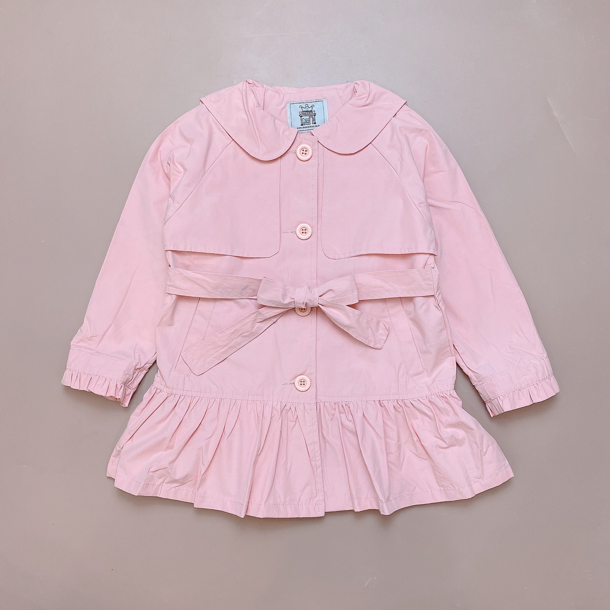 Áo khoác trenchcoat Babidiboo màu hồng cổ sen nhún gấu