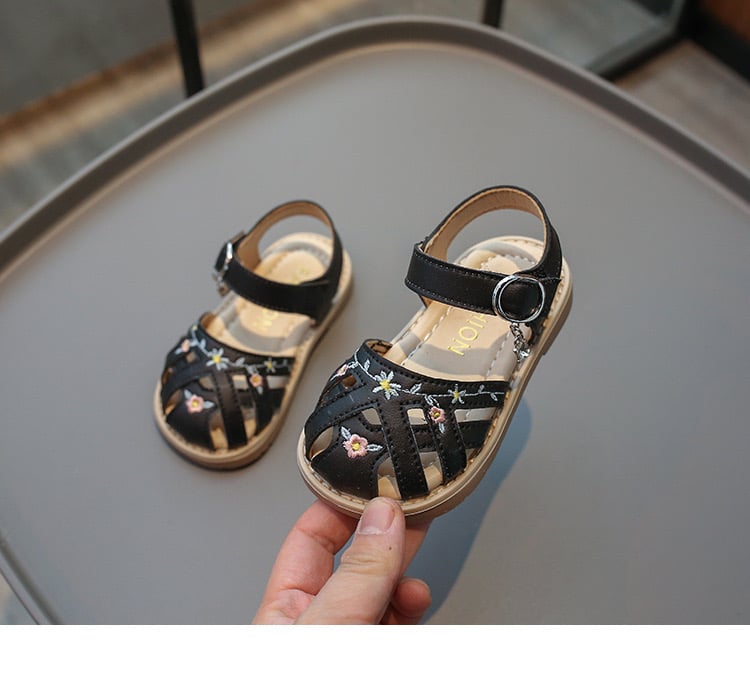 9037 - Sandal thêu hoa 2 màu đen/kem bé gái size 21-30