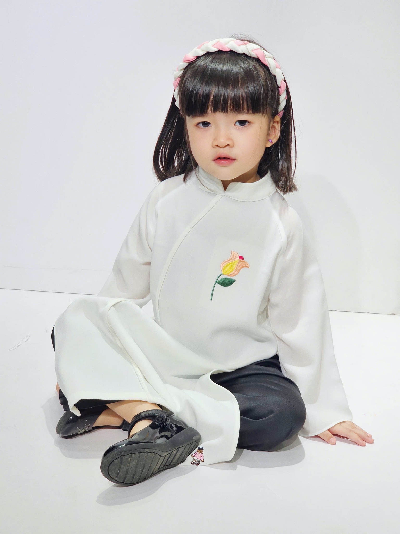 Áo dài Bee Mon kèm bờm thêu hoa cho bé gái size 130-160