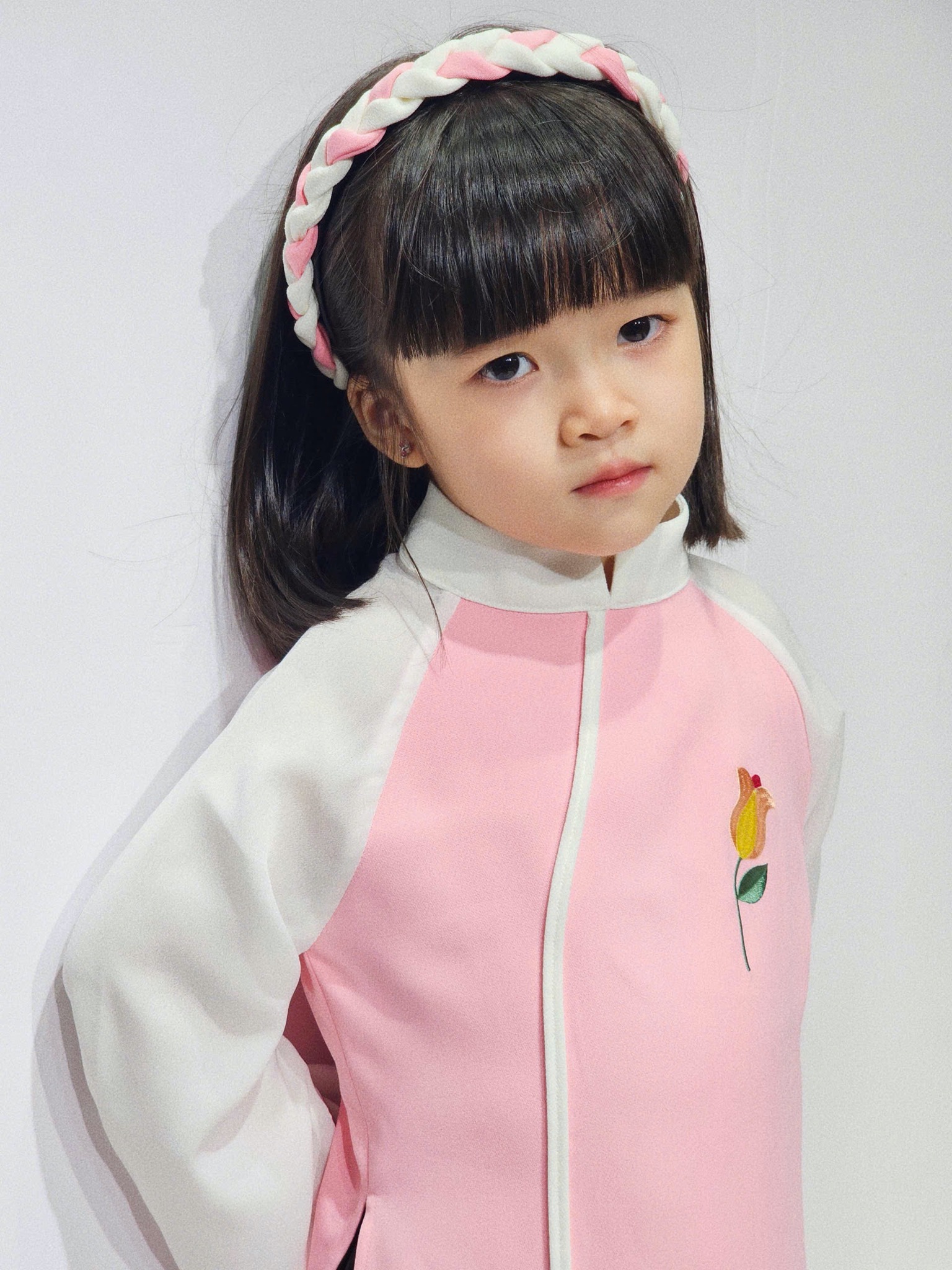Áo dài Bee Mon kèm bờm thêu hoa cho bé gái size 130-160
