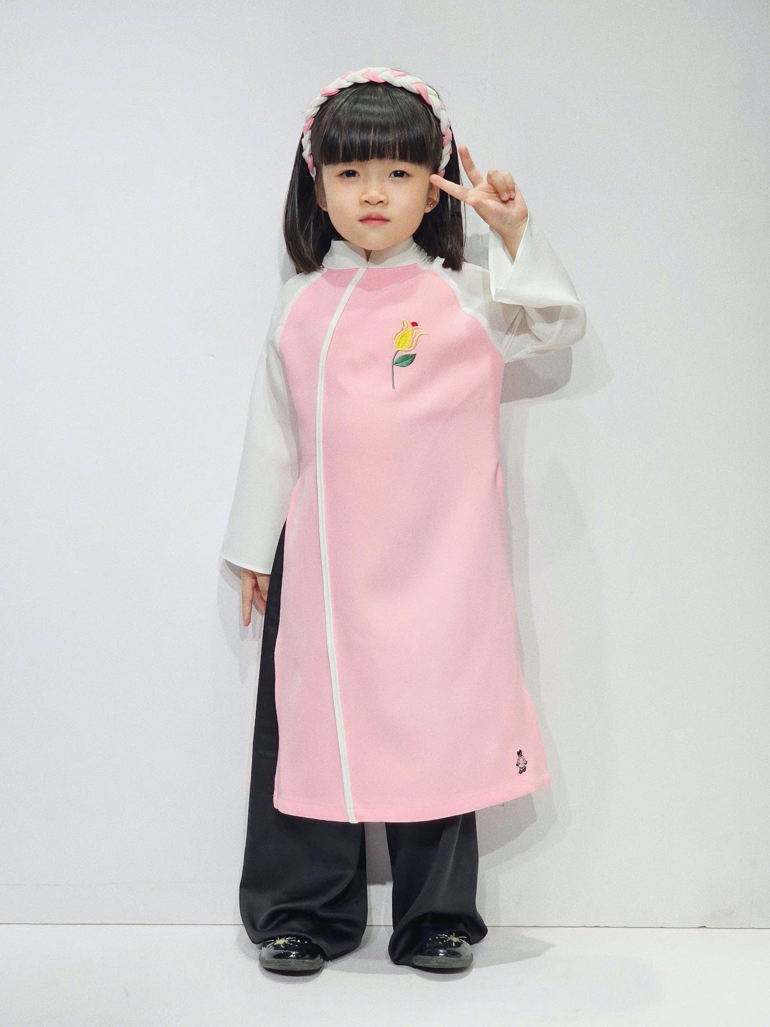 Áo dài Bee Mon kèm bờm thêu hoa cho bé gái size 130-160