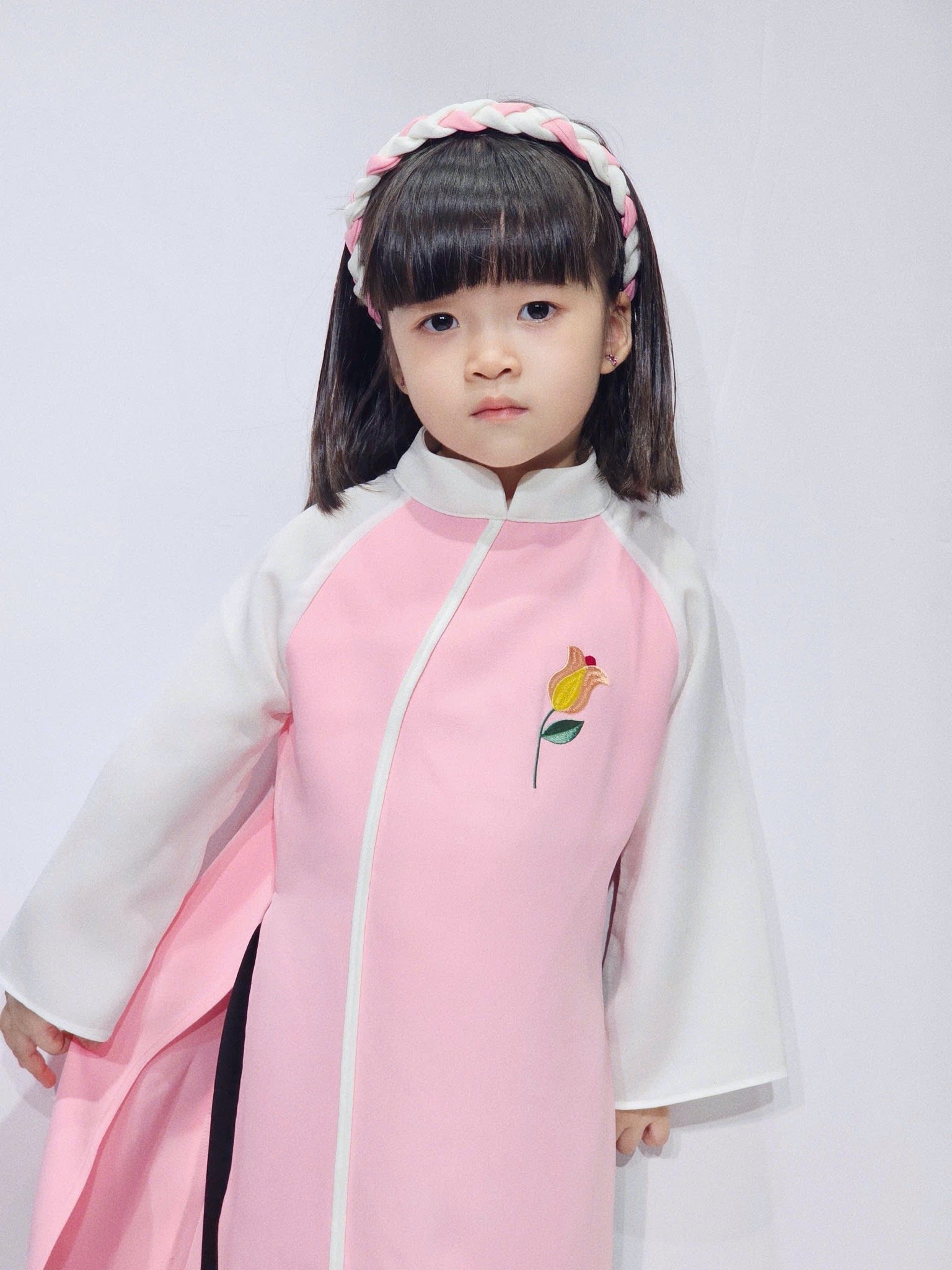 Áo dài Bee Mon kèm bờm thêu hoa cho bé gái size 130-160