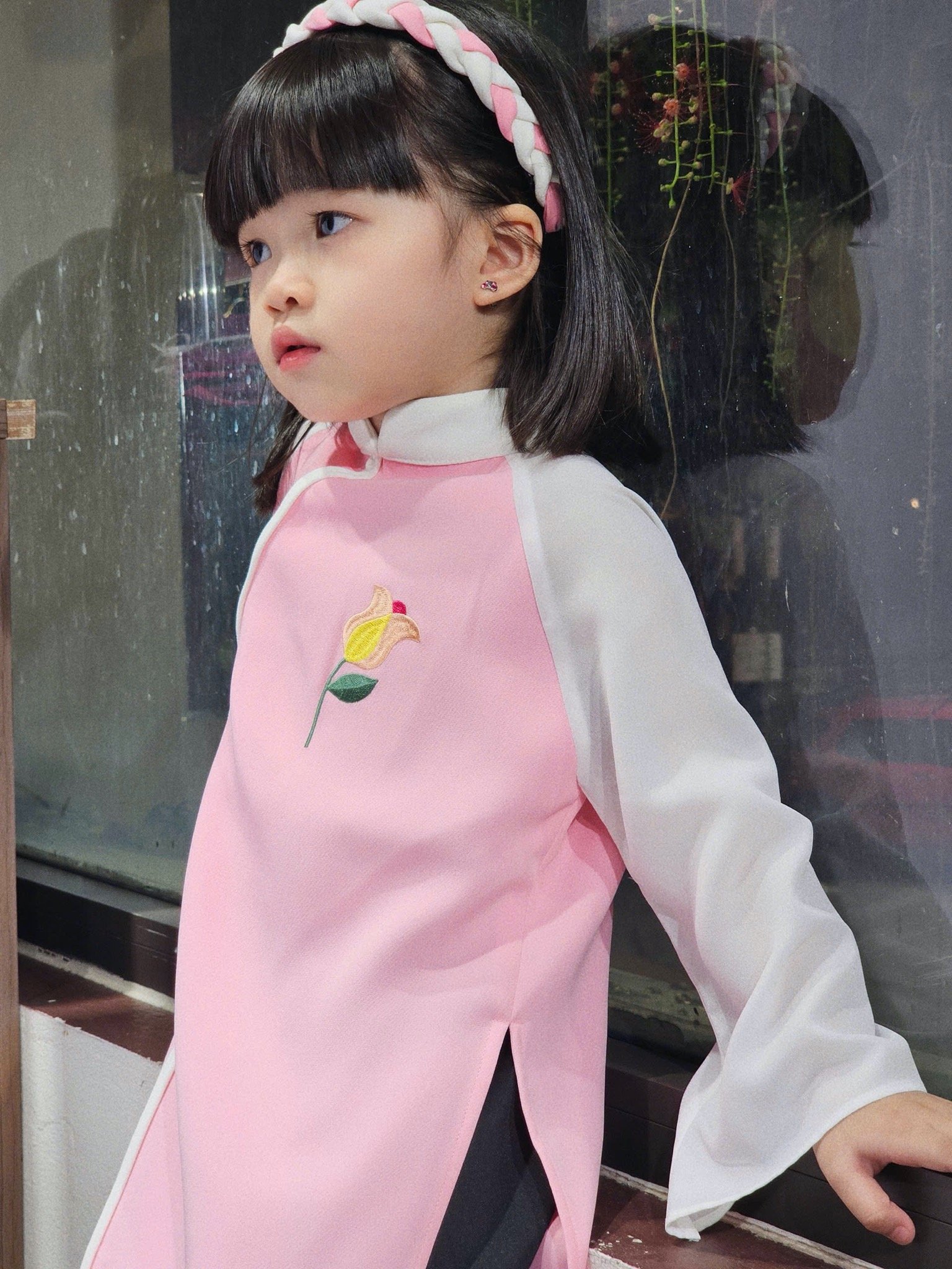 Áo dài Bee Mon kèm bờm thêu hoa cho bé gái size 130-160