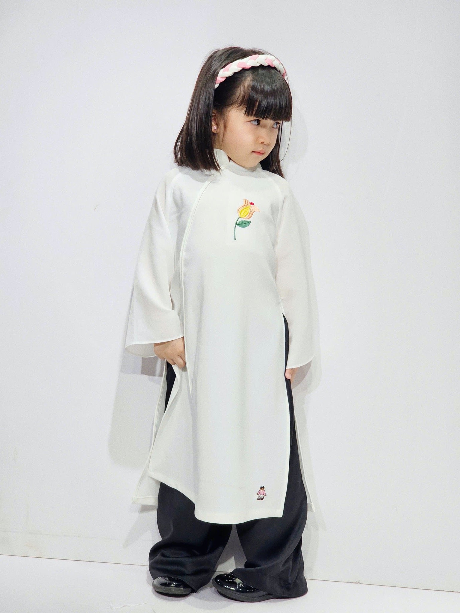 Áo dài Bee Mon kèm bờm thêu hoa cho bé gái size 130-160
