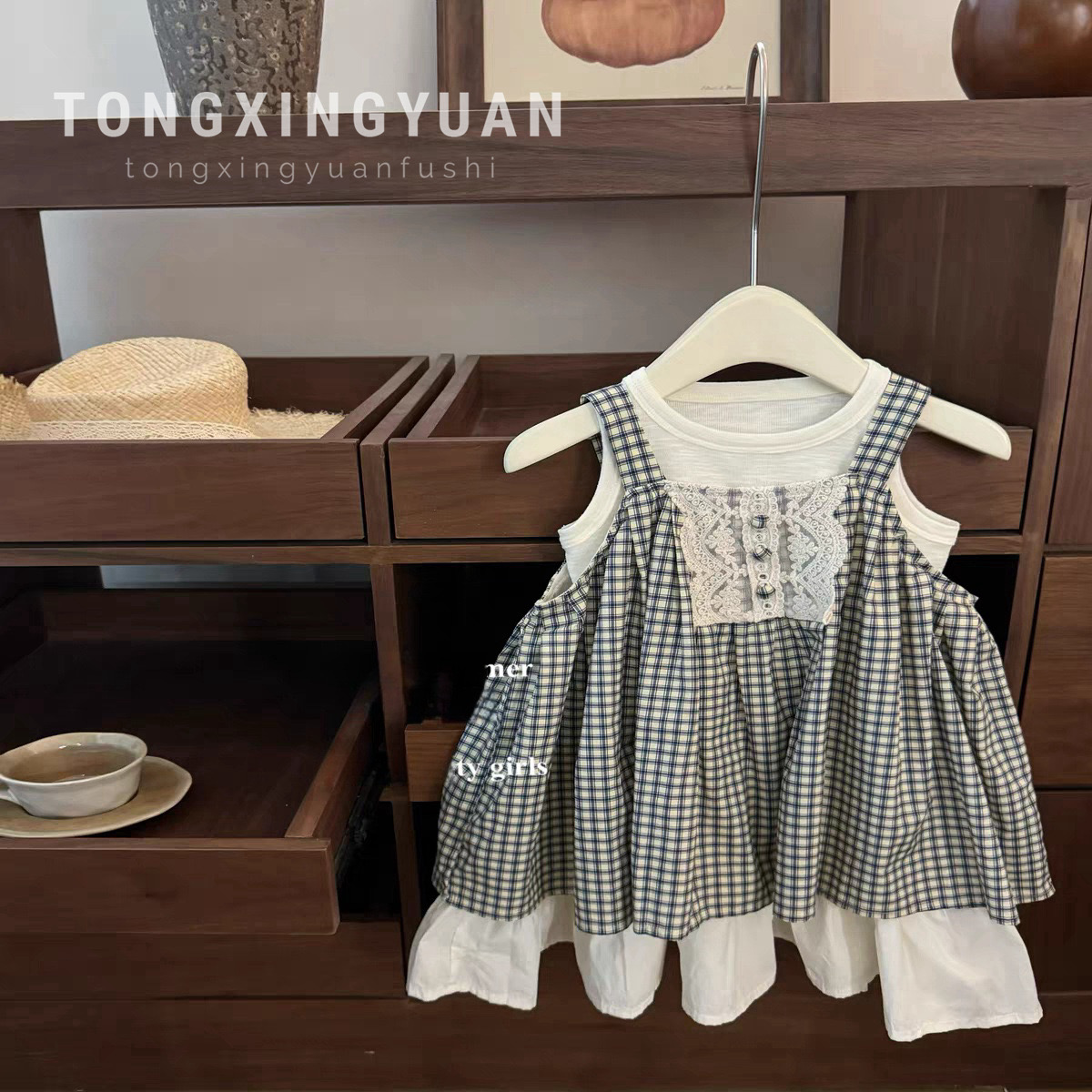 Set váy QC áo trắng + váy kẻ caro ghi ren ngực cho bé gái size 80-130