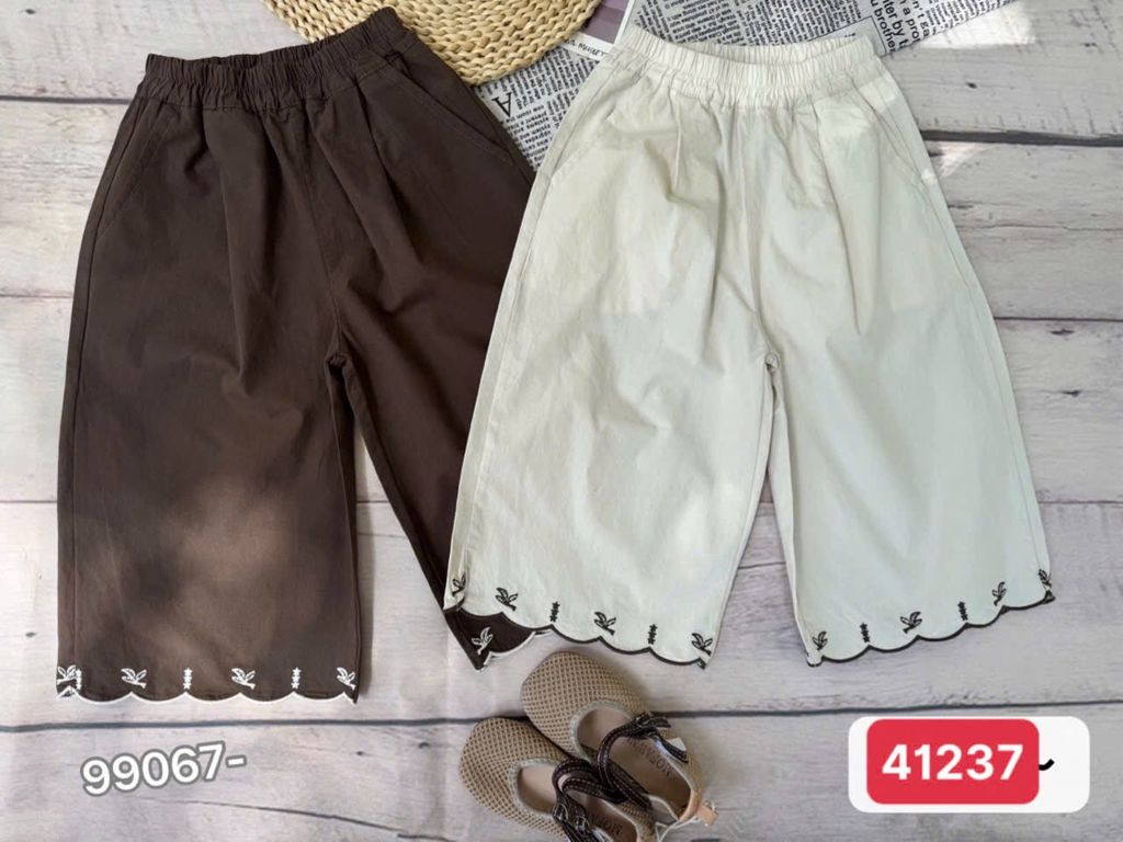 99067 - Quần kaki ống rộng viền thêu bô đê 2 màu nâu/be bé gái size 110-150