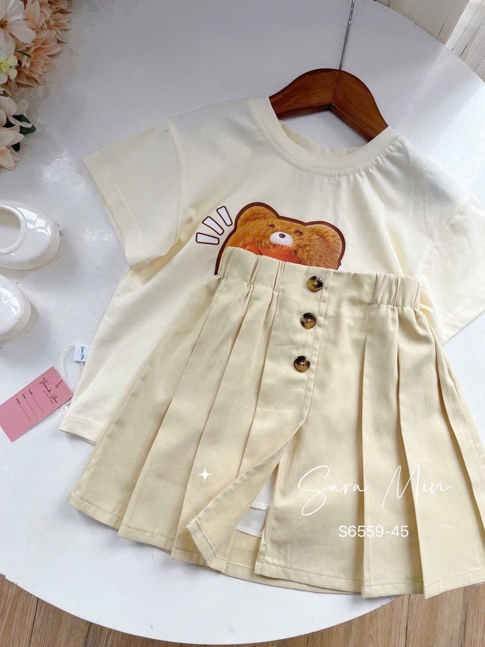 S6559 - Bộ Sara min áo Baby Three màu be + chân váy xếp ly bé gái size 2-12y
