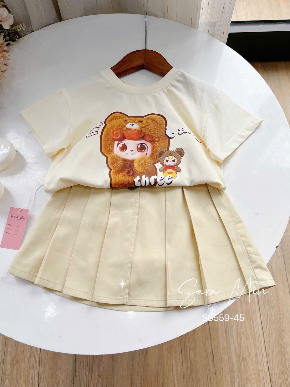 S6559 - Bộ Sara min áo Baby Three màu be + chân váy xếp ly bé gái size 2-12y