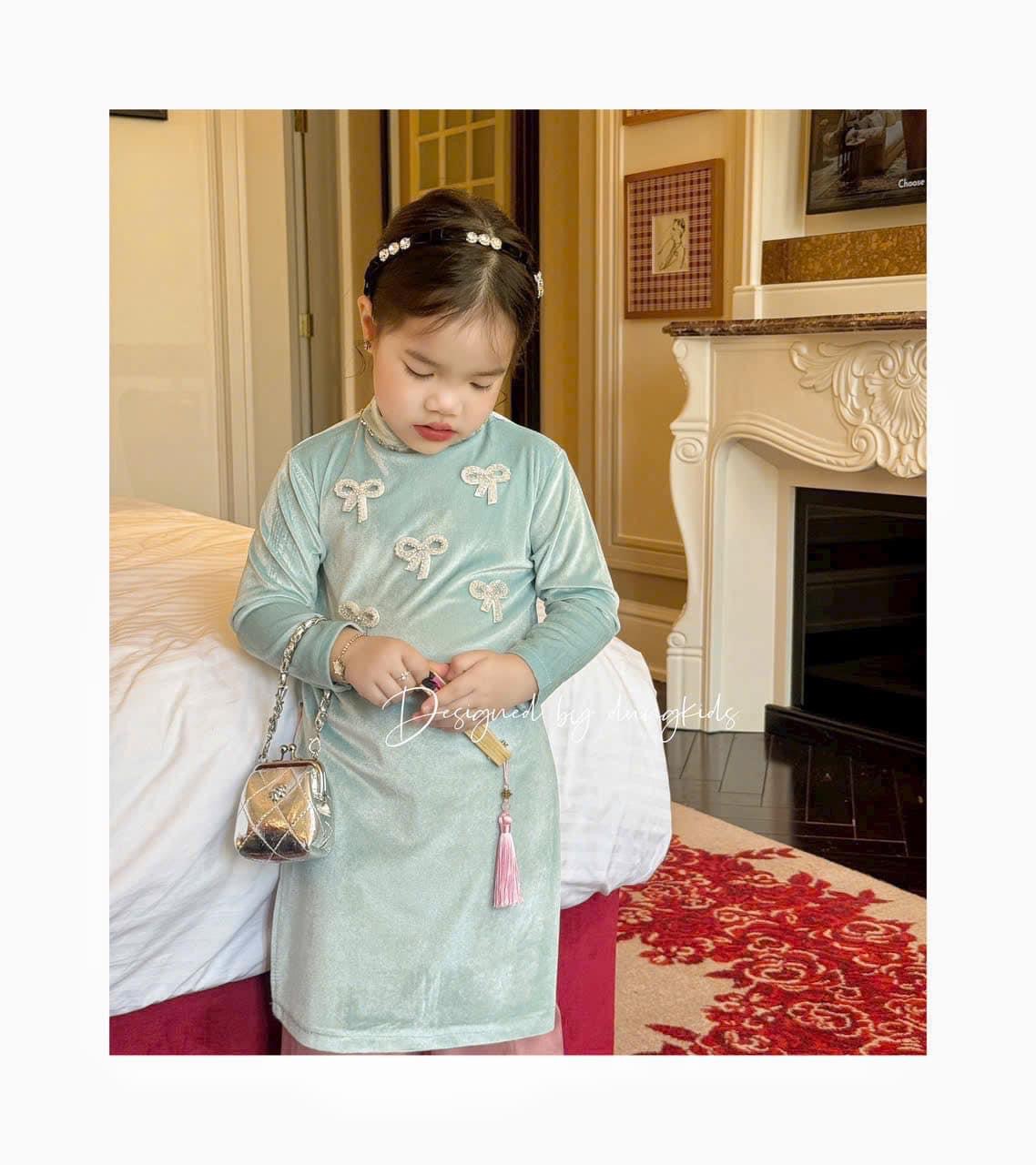 Áo dài Dungkids vải nhung tuyết đính tràn nơ nhỏ 2 màu đỏ, xanh bé gái size 1-10y