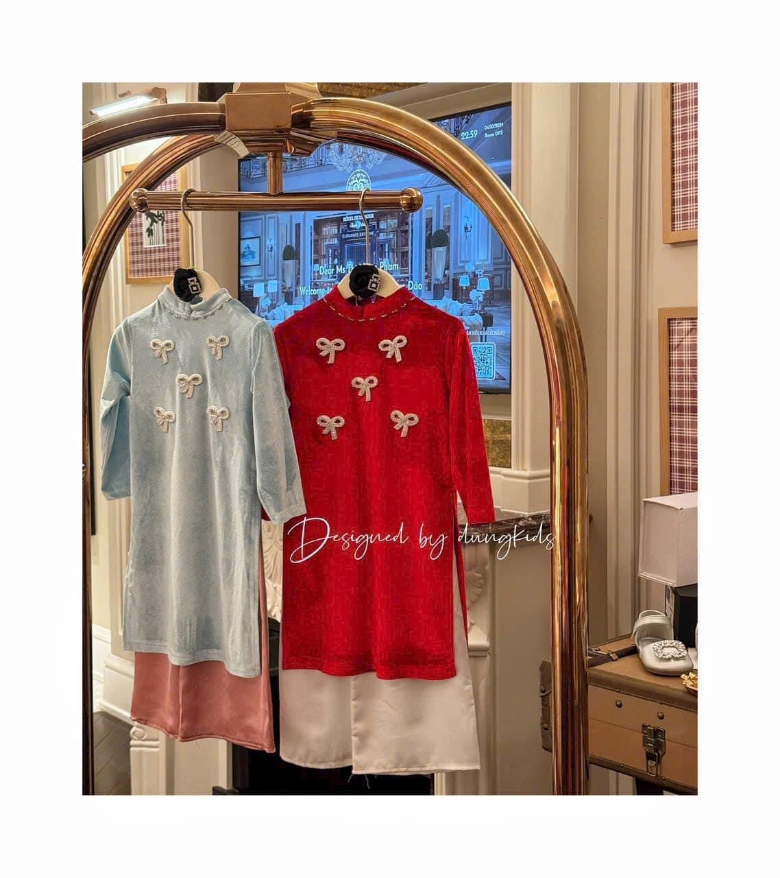 Áo dài Dungkids vải nhung tuyết đính tràn nơ nhỏ 2 màu đỏ, xanh bé gái size 1-10y