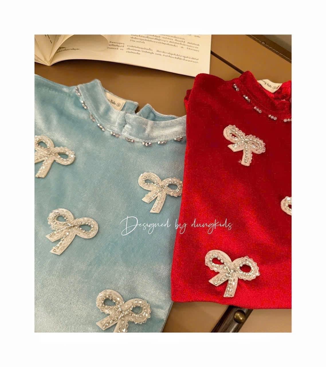 Áo dài Dungkids vải nhung tuyết đính tràn nơ nhỏ 2 màu đỏ, xanh bé gái size 1-10y