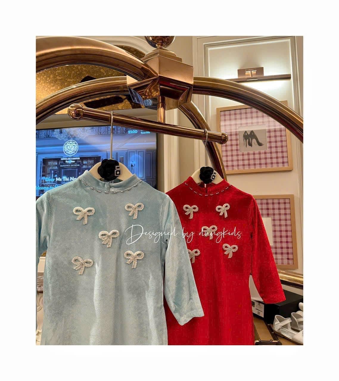 Áo dài Dungkids vải nhung tuyết đính tràn nơ nhỏ 2 màu đỏ, xanh bé gái size 1-10y