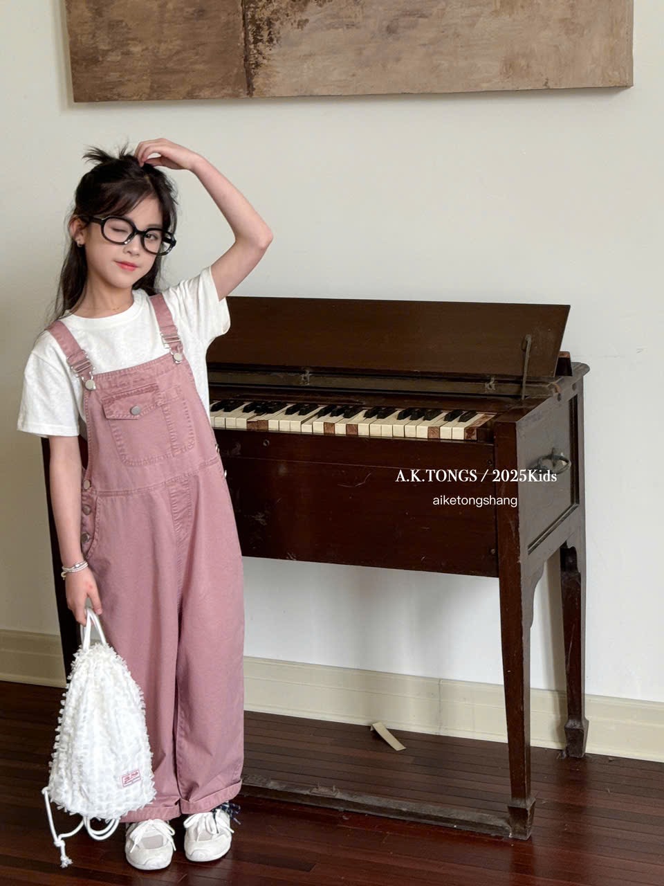 Set bộ QC áo thun trắng + quần yếm kaki dài màu hồng đất bé gái size 110-150