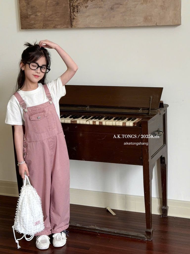 Set bộ QC áo thun trắng + quần yếm kaki dài màu hồng đất bé gái size 110-150