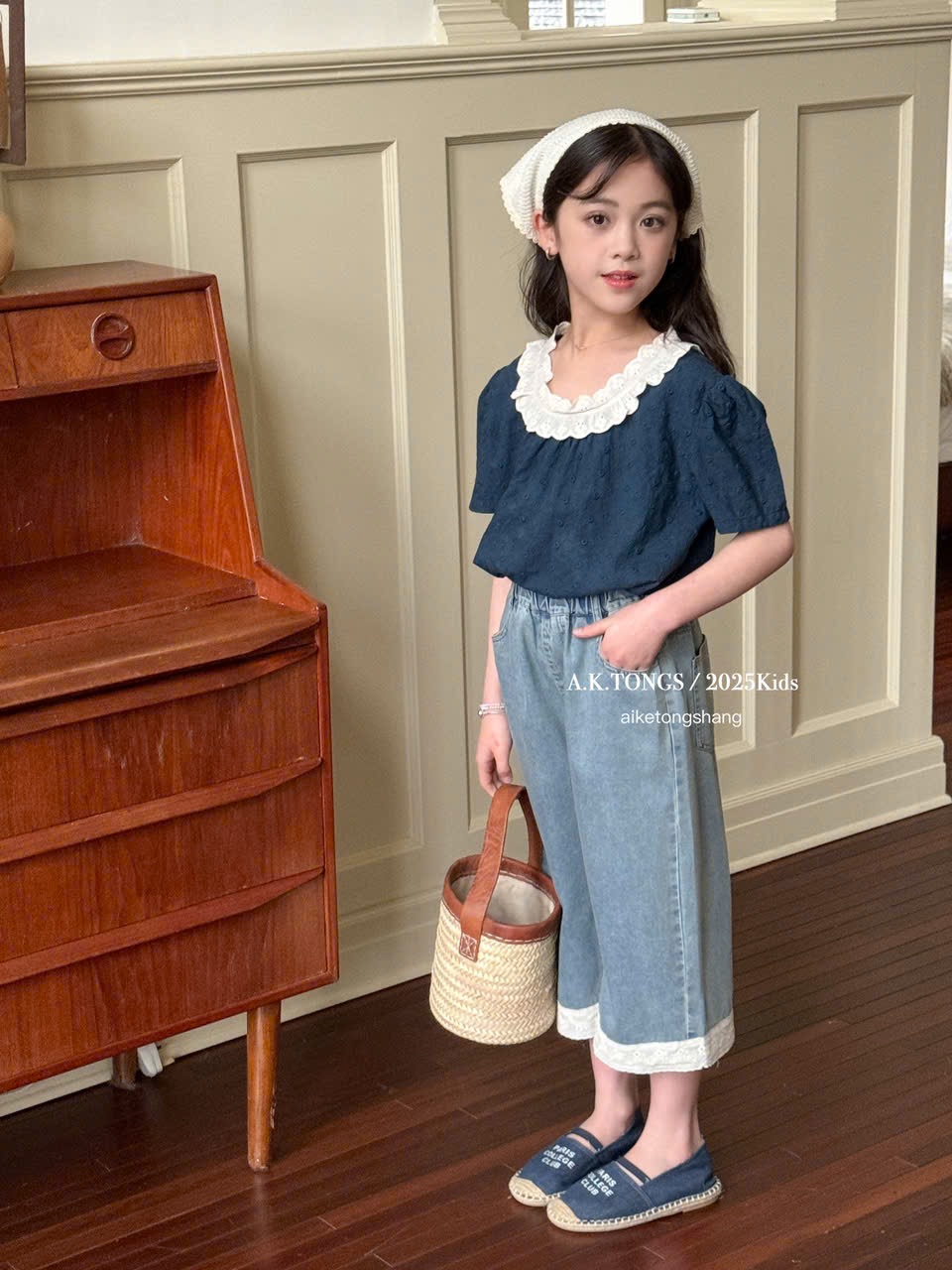 Set bộ QC áo navy thêu tim nổi cổ ren trắng + quần jean mềm gấu ren bé gái size 110-150