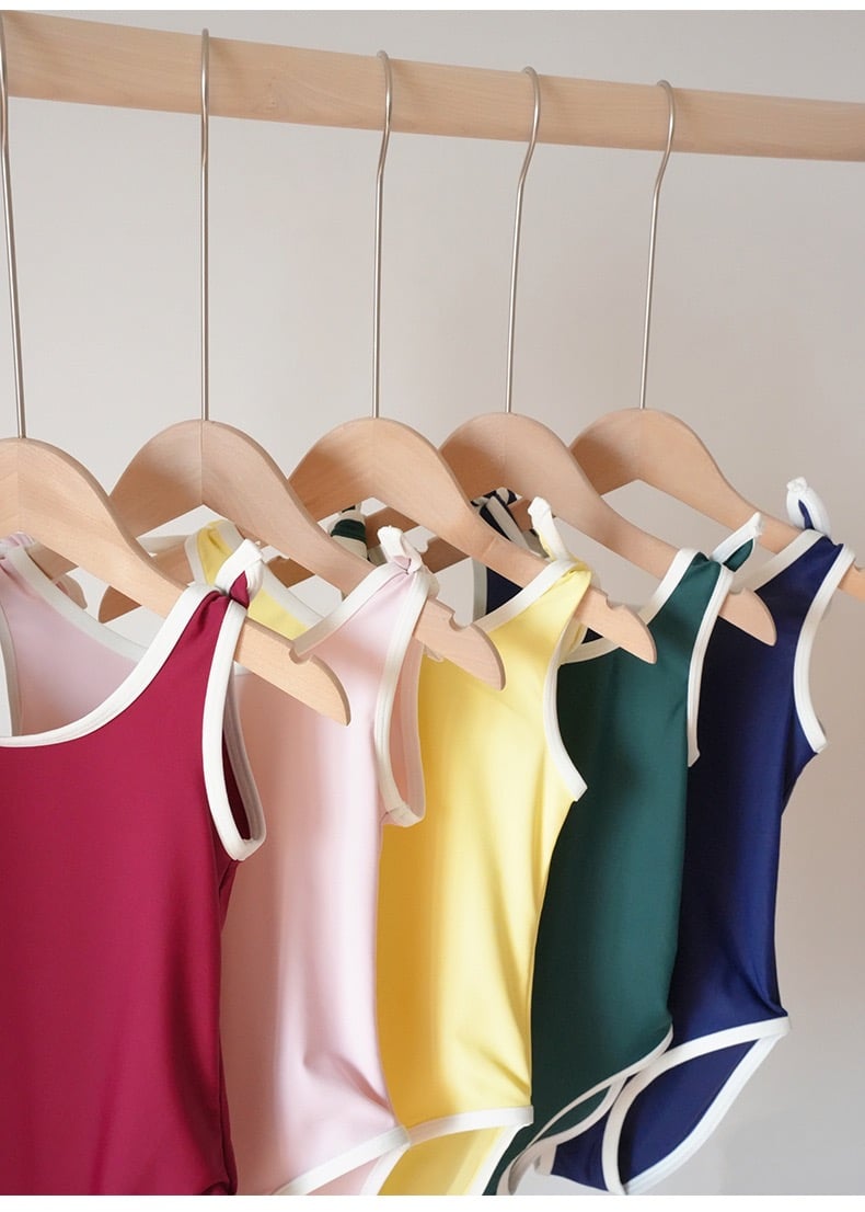 Bộ bơi liền thân kèm mũ trơn màu viền trắng nhiều màu bé gái size 80-130