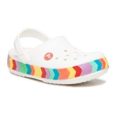 Sục Crocs màu trắng viền mũi tên sắc màu BG