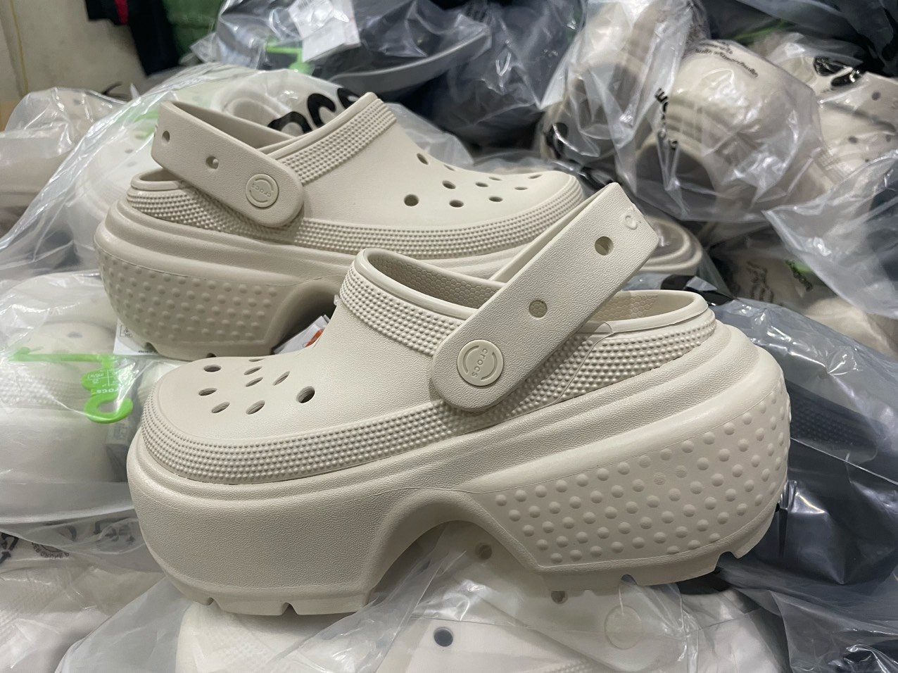 Sục Crocs Stomp đế cao trơn nhiều màu cho Mẹ