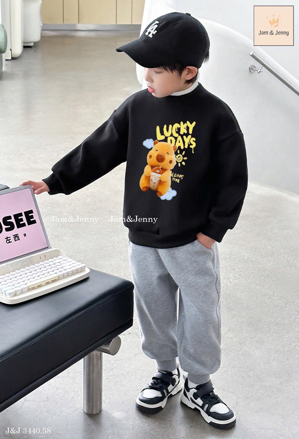 J&J 3440 - Bộ nỉ da cá Jam&Jenny áo đen Capybara - quần ghi size 2 - 12y