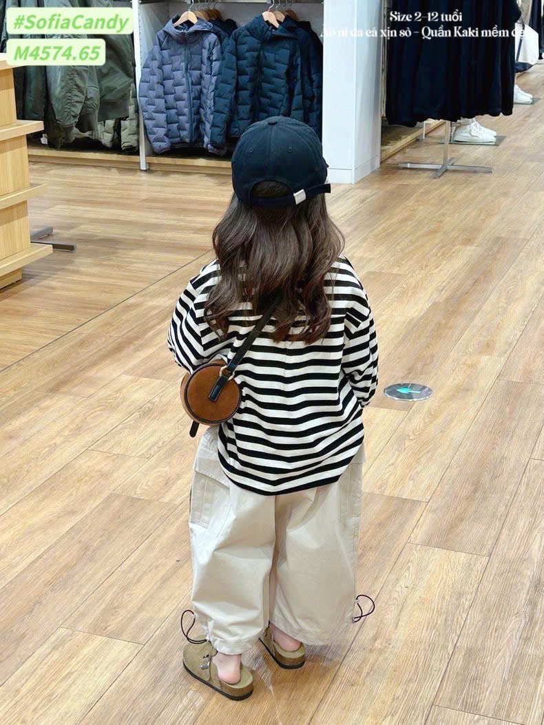 M4574 - Bộ Mia Kids áo nỉ da cá kẻ trắng đen Labubu + quần kaki túi hộp size 2-12y (form to)