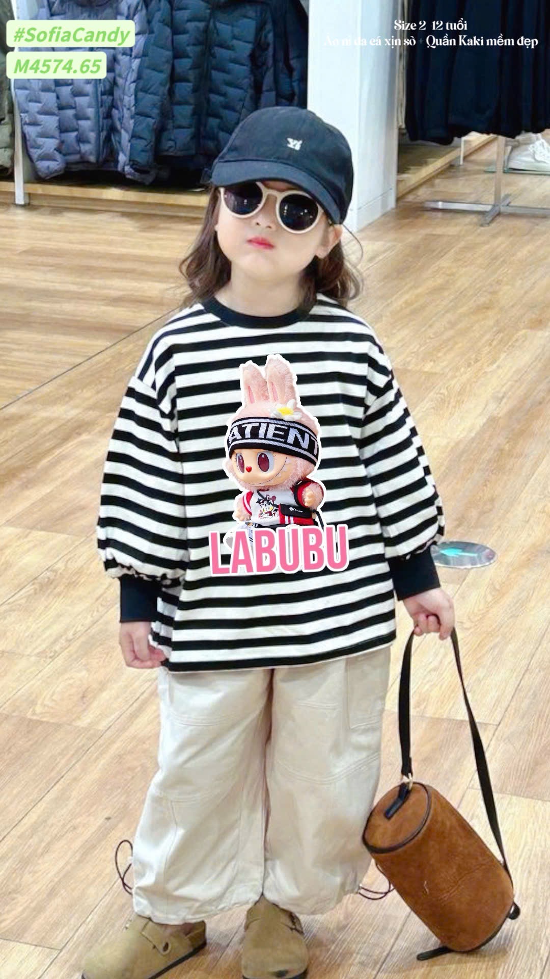 M4574 - Bộ Mia Kids áo nỉ da cá kẻ trắng đen Labubu + quần kaki túi hộp size 2-12y (form to)
