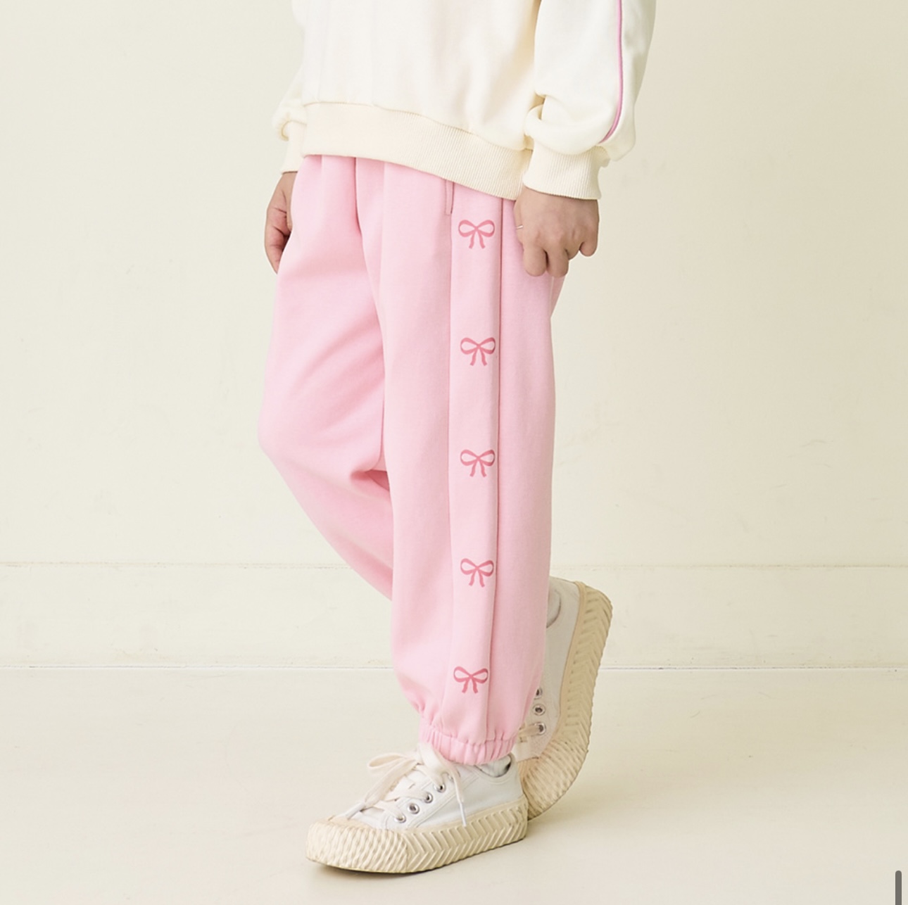 Quần nỉ mềm Bebezoo xuất Hàn in nơ hông bé gái size 100-150