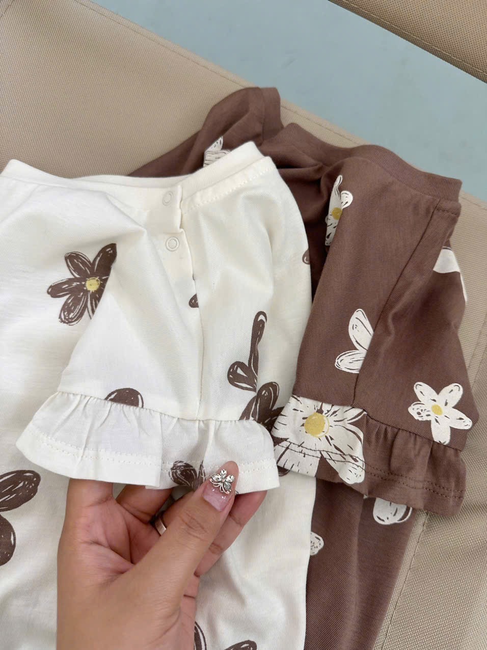 Áo cotton GGJJ dư xịn hoa nhí 2 màu trắng/nâu bé gái size 2-8y