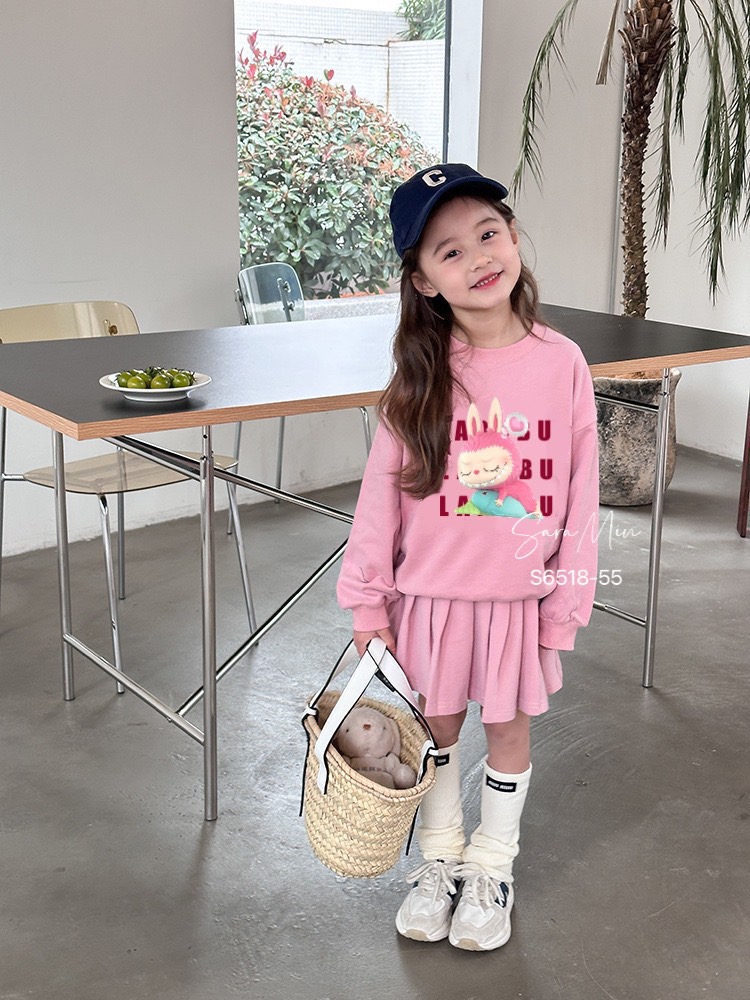 Set Sara Min áo nỉ + chân váy xếp ly Labubu 2 màu hồng/ghi cho bé size 2-12y