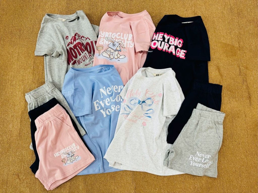 Bộ cotton HM vải dư dòng đại hoạ tiết chữ, nơ nhiều màu bé gái size 4-14y