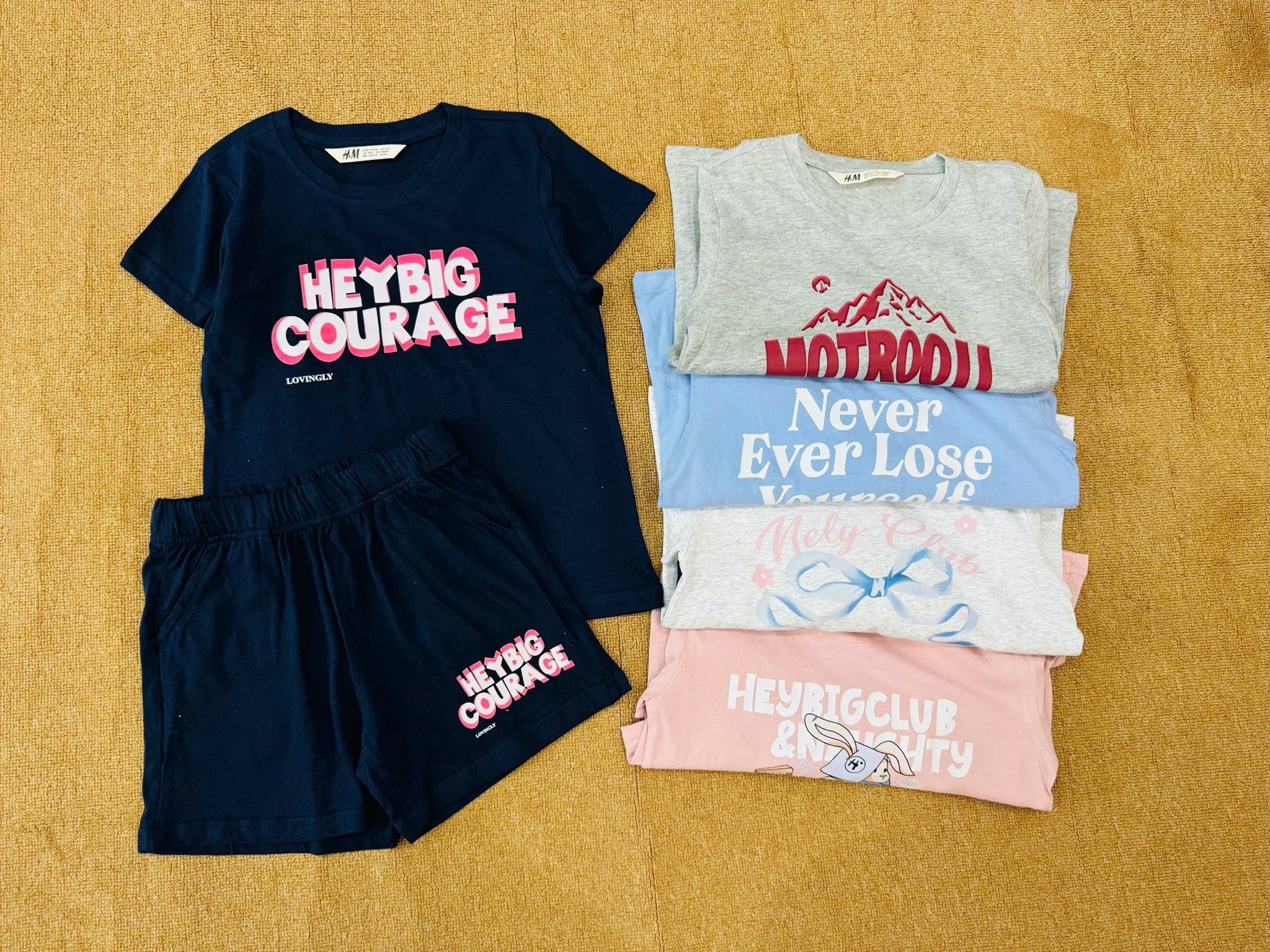 Bộ cotton HM vải dư dòng đại hoạ tiết chữ, nơ nhiều màu bé gái size 4-14y