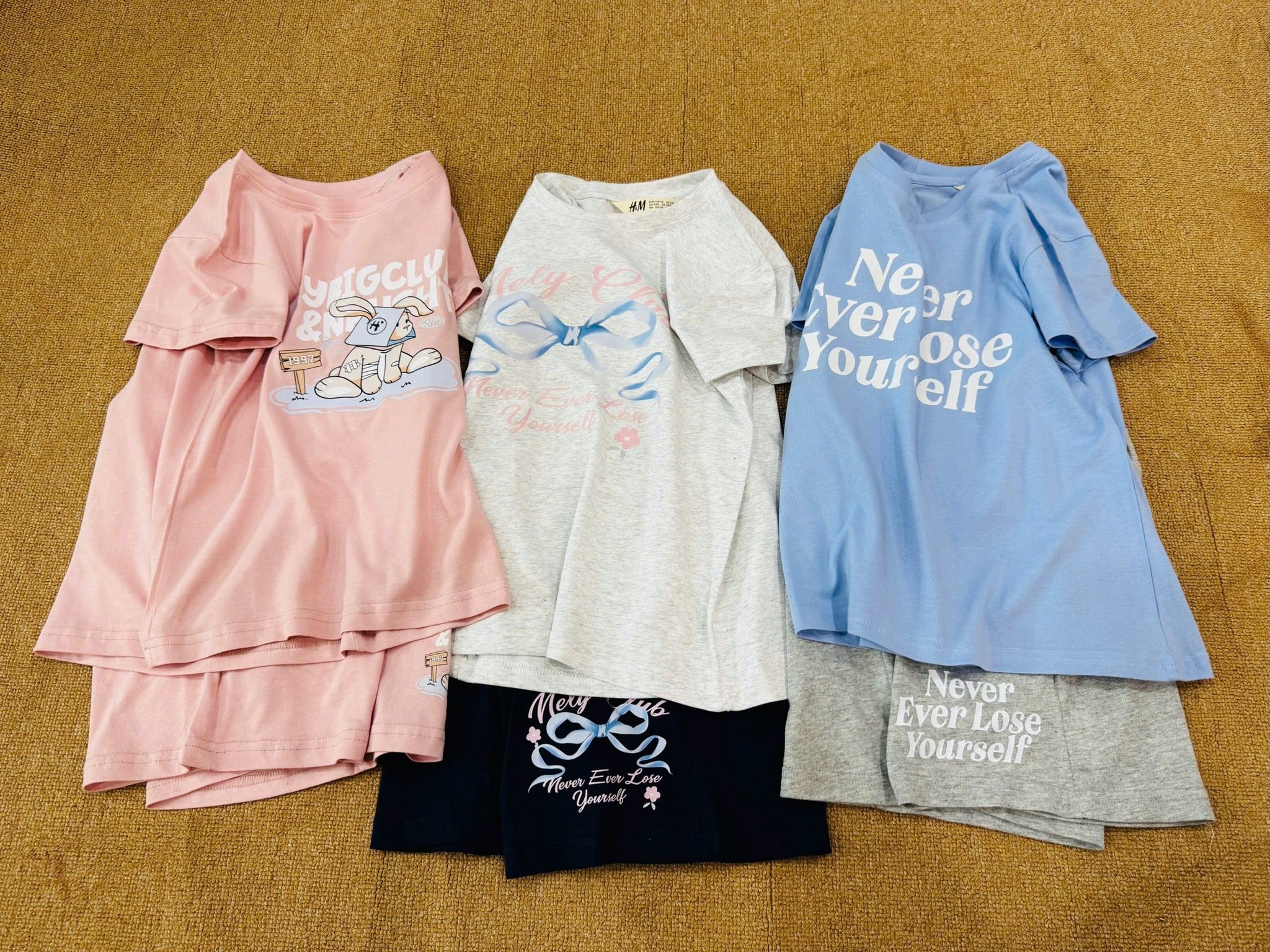 Bộ cotton HM vải dư dòng đại hoạ tiết chữ, nơ nhiều màu bé gái size 4-14y