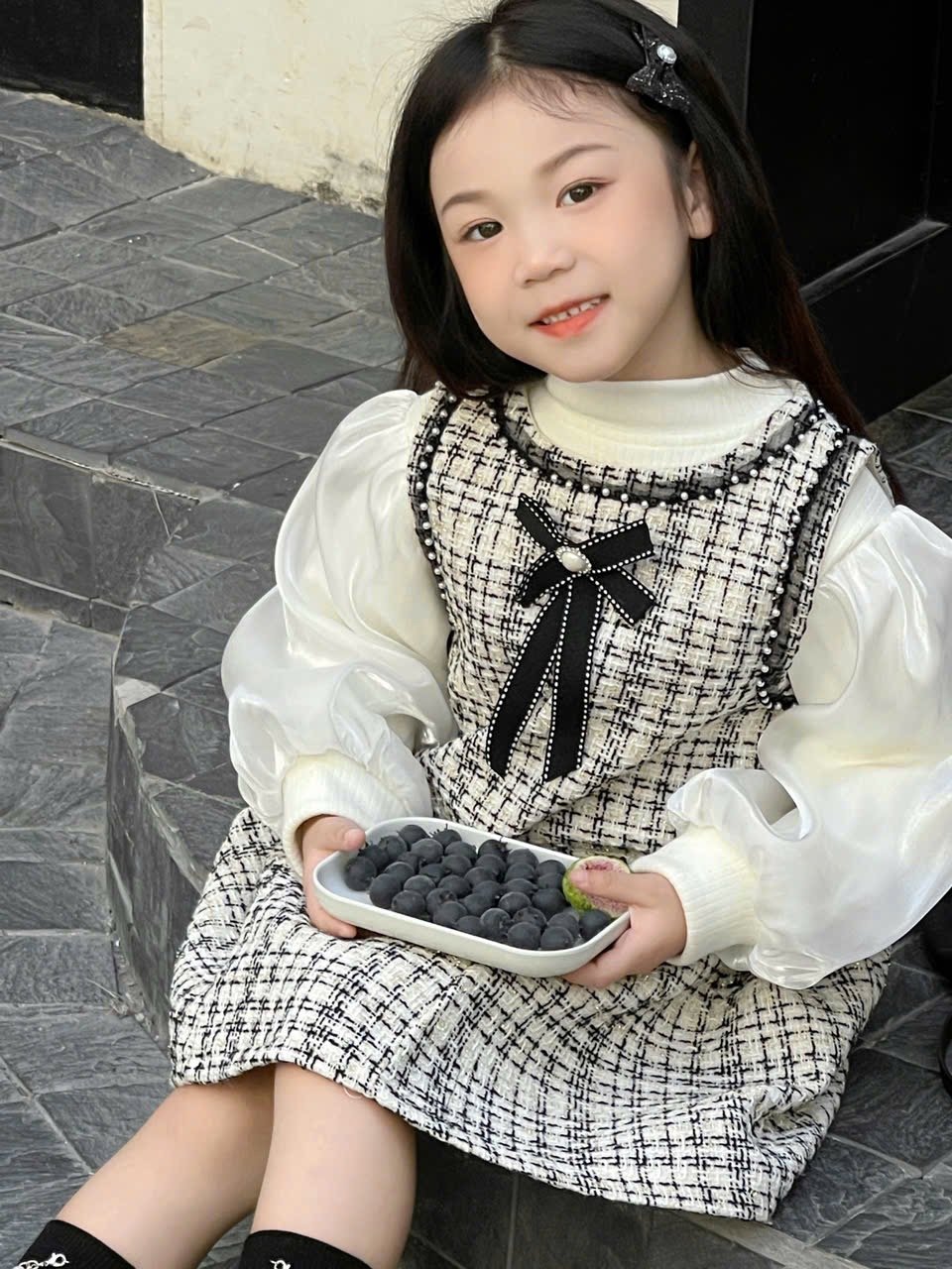 Set váy dạ tweed trắng phối đen + áo trắng bé gái size 100 - 140