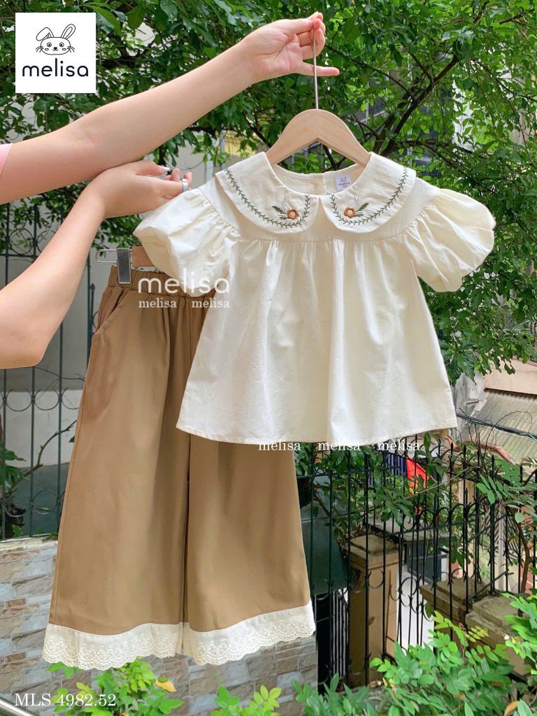 MLS 4982 - Bộ Melisa áo vàng cổ sen thêu + quần lửng màu nâu gấu ren bé gái size 2-12y