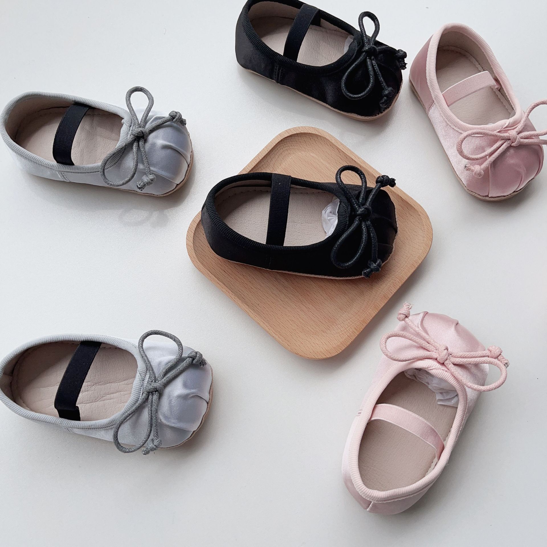 Giày tập đi đế cao su mềm đính nơ nhiều màu bé gái size 11-13cm