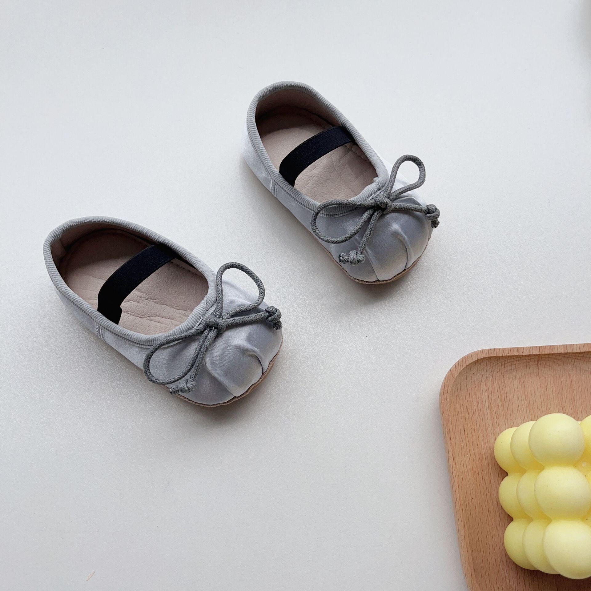 Giày tập đi đế cao su mềm đính nơ nhiều màu bé gái size 11-13cm