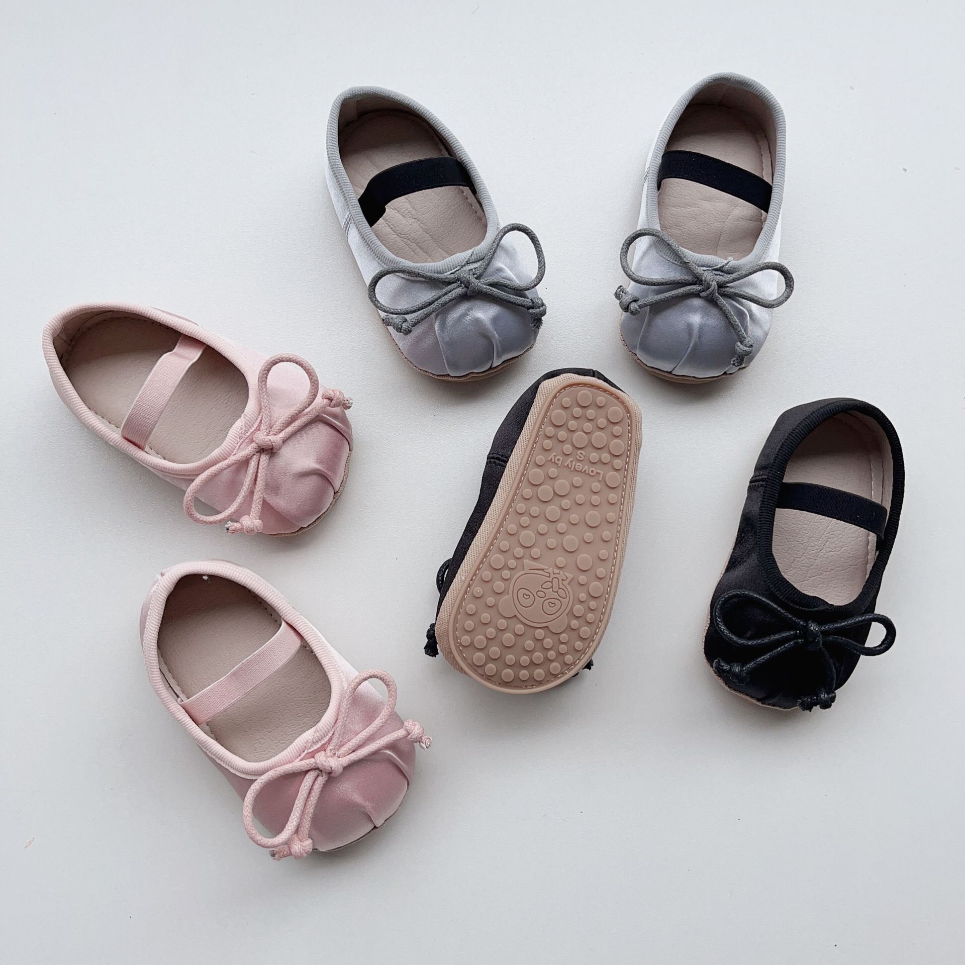 Giày tập đi đế cao su mềm đính nơ nhiều màu bé gái size 11-13cm