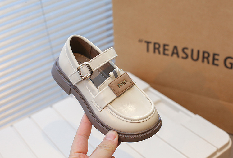 XXJ - 6180 - Giày moca Miu Miu 2 màu đen, kem cho bé gái size 26-36