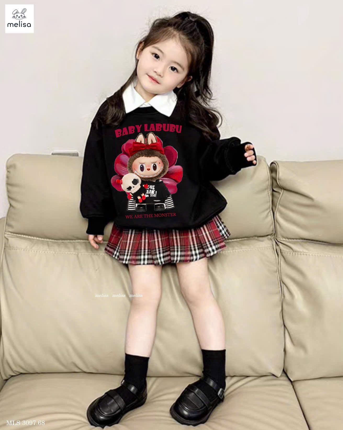 MLS 3097 - Bộ nỉ Melisa áo nỉ Labubu màu đen cổ trắng rời + chân váy kaki kẻ đỏ size 2-12y