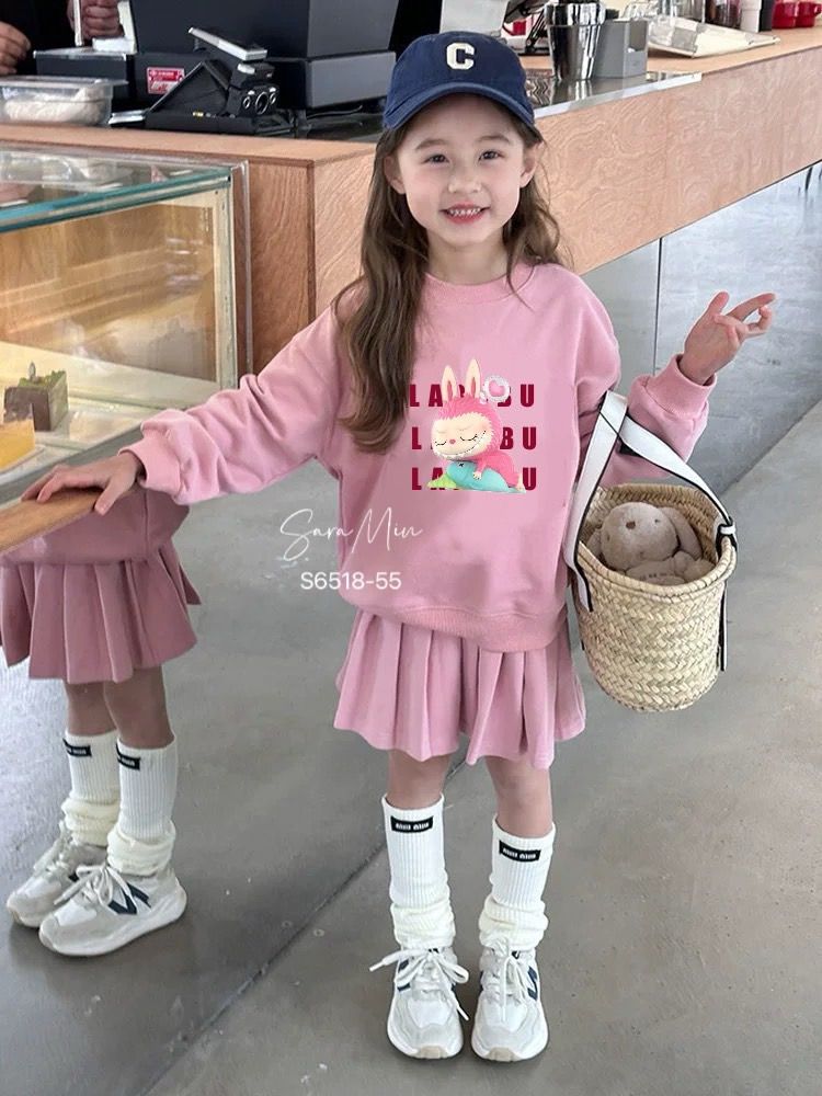 Set Sara Min áo nỉ + chân váy xếp ly Labubu 2 màu hồng/ghi cho bé size 2-12y