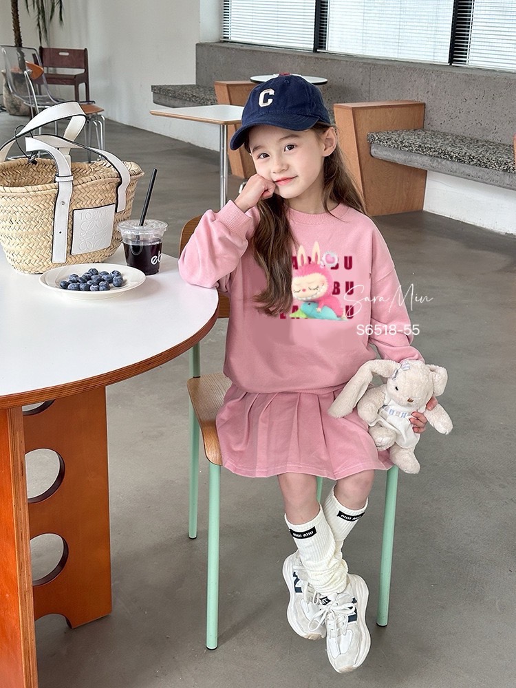 Set Sara Min áo nỉ + chân váy xếp ly Labubu 2 màu hồng/ghi cho bé size 2-12y