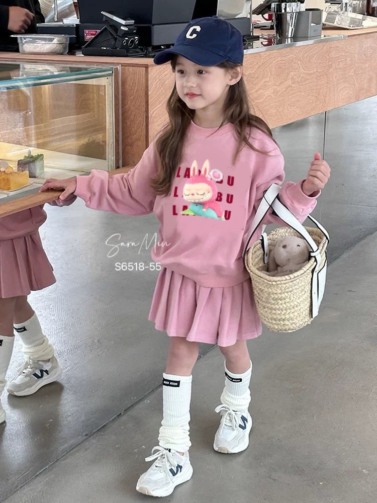 Set Sara Min áo nỉ + chân váy xếp ly Labubu 2 màu hồng/ghi cho bé size 2-12y