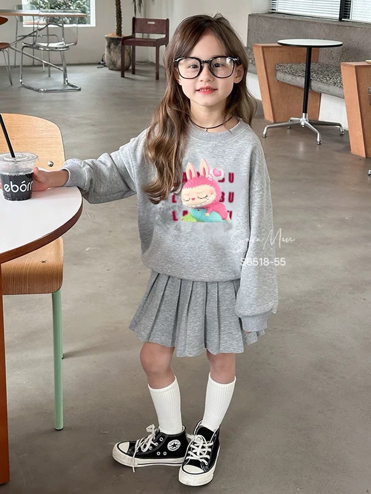 Set Sara Min áo nỉ + chân váy xếp ly Labubu 2 màu hồng/ghi cho bé size 2-12y
